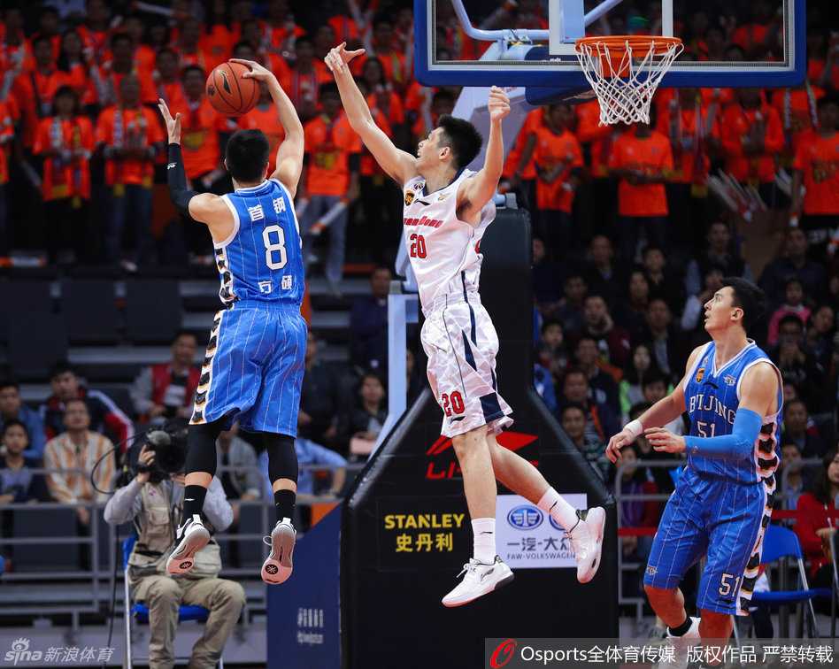 方硕持球加速突破防守，面对补防的内线球员，他毫不畏惧地腾空而起，试图在长人如林的禁区内撕开一道缺口。
