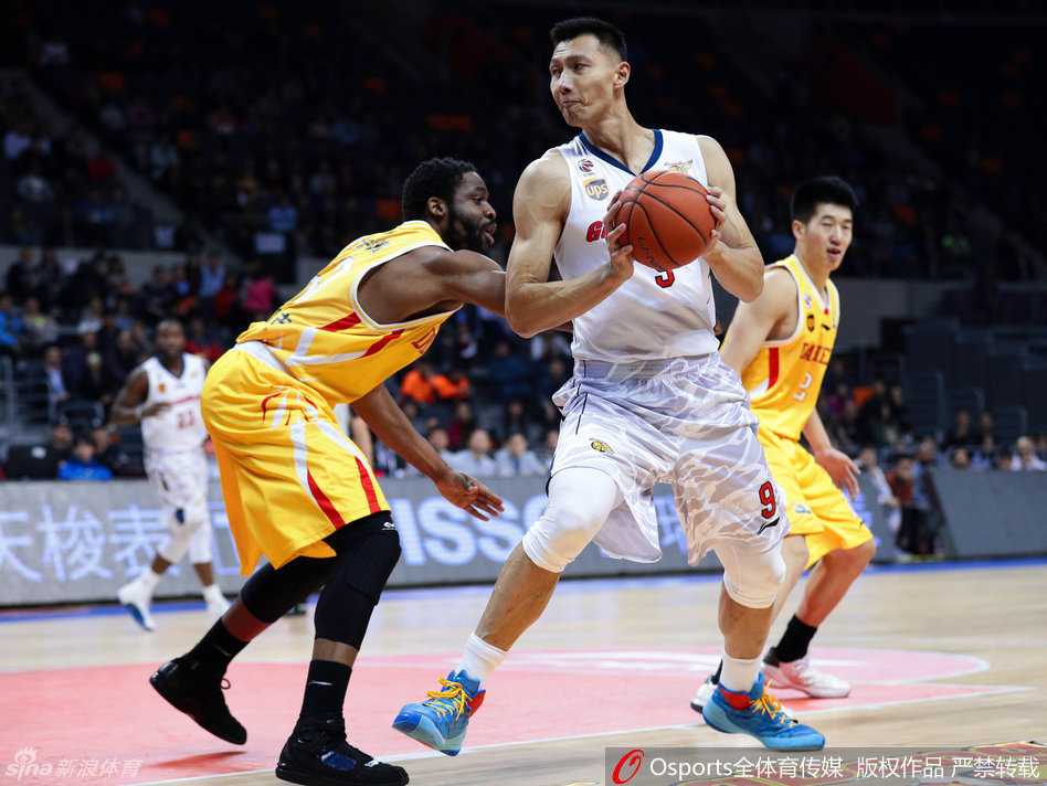 赵睿如猎豹般紧贴对手，双腿微曲重心压低，双臂张开形成一张密不透风的防守大网，眼神中透露出撕咬猎物的坚定与专注。