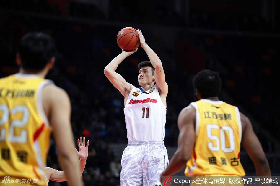 朱芳雨老将出马，鬼魅般下手抢断成功，瞬间打破对手进攻节奏，这一抹迅捷的身影正是广东男篮多年屹立不倒的经验与底蕴。