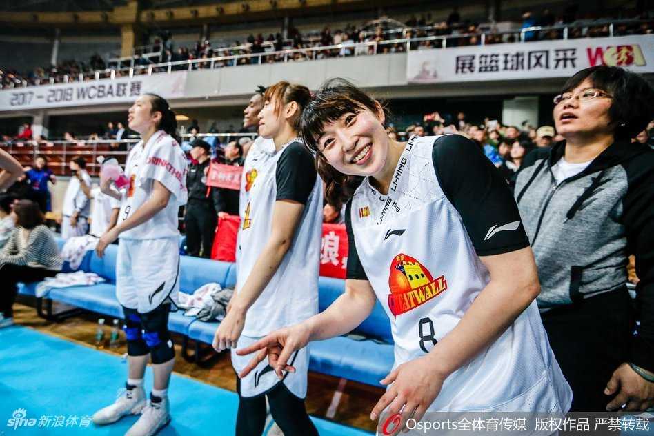 首钢篮球中心穹顶之下，一面崭新的冠军旗帜在璀璨灯光中缓缓升起，金色穗带随风轻扬，映照着全场球迷激动仰望的目光，这一刻，荣耀属于北京。