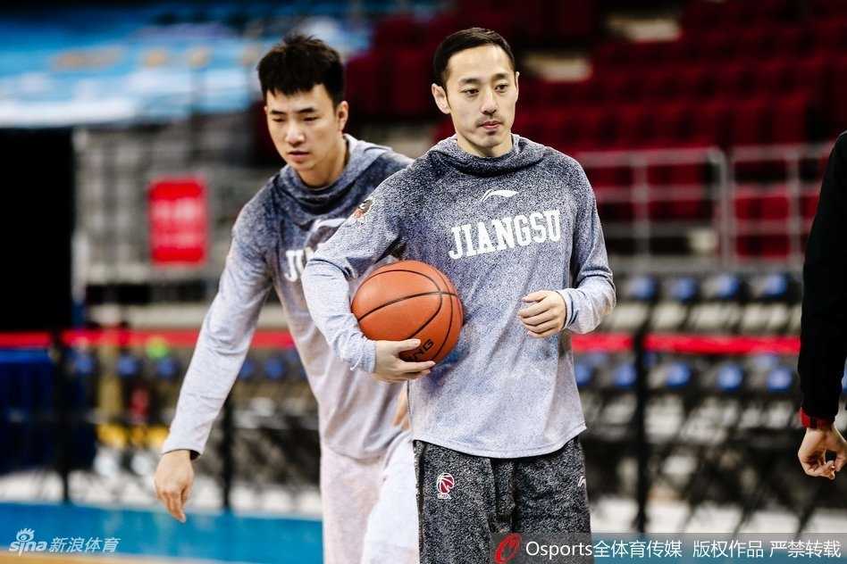 训练尾声，球员们进行罚球加练。空旷的体育馆内，篮球撞击地板的声音此起彼伏，每一声都显得格外清晰，仿佛是对胜利的宣言。