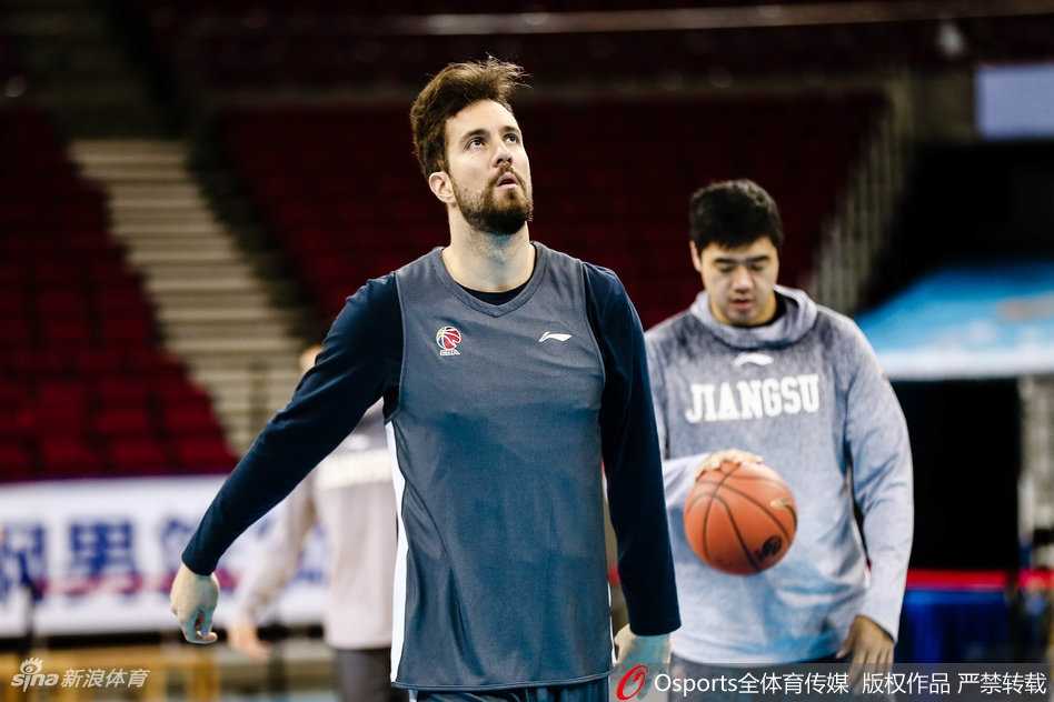 训练对抗赛中，一名肯帝亚后卫如猎豹般敏捷，他利用队友的掩护摆脱防守，急停跳投，篮球在空中划出完美的弧线，直坠网心。