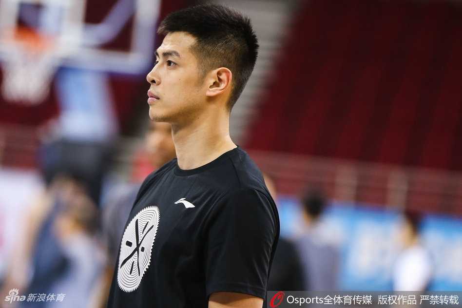 方硕在赛前热身中运球穿越全场，眼神专注如利剑