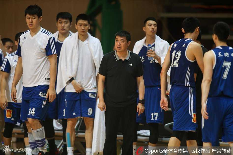 北京队替补席球员全体起立，为队友的精彩表现忘情欢呼，笑容洋溢在每个人脸上，团结一心