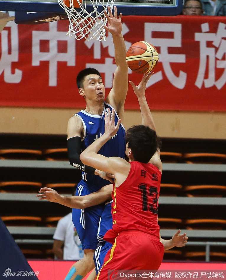 孙悦犹如天降神兵，长臂一挥送给对手一记结结实实的钉板大帽，篮球被扇飞瞬间，全场惊叹