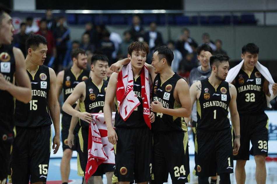 陶汉林高高跃起，在山东队主场球迷面前完成一记势大力沉的双手灌篮