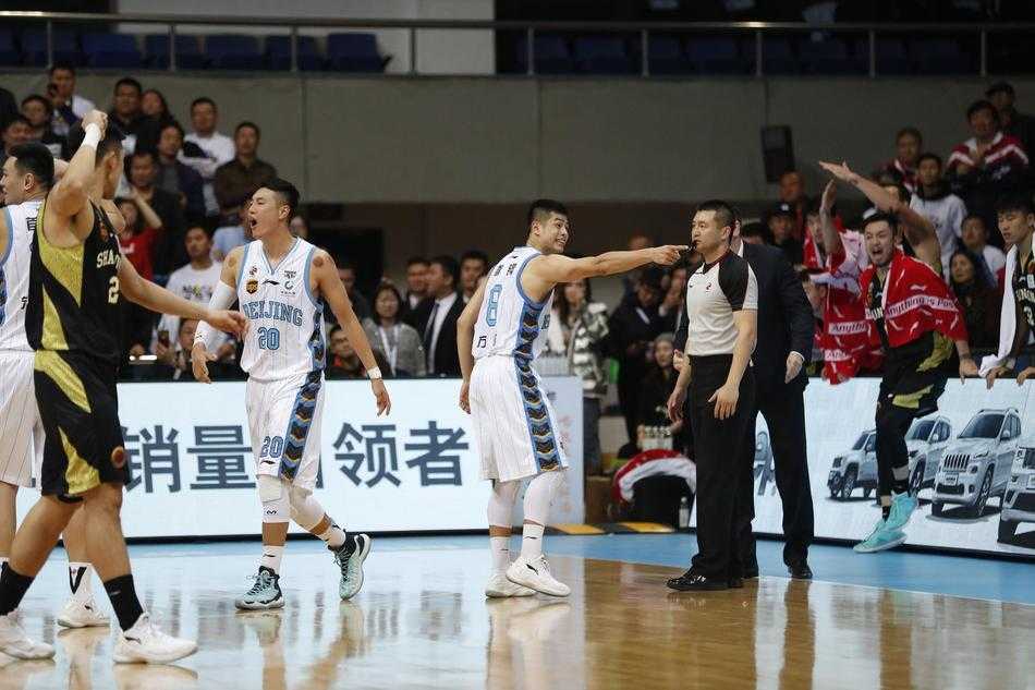 莫泰尤纳斯在篮下遭遇北京队朱彦西和翟晓川的包夹防守，奋力起球