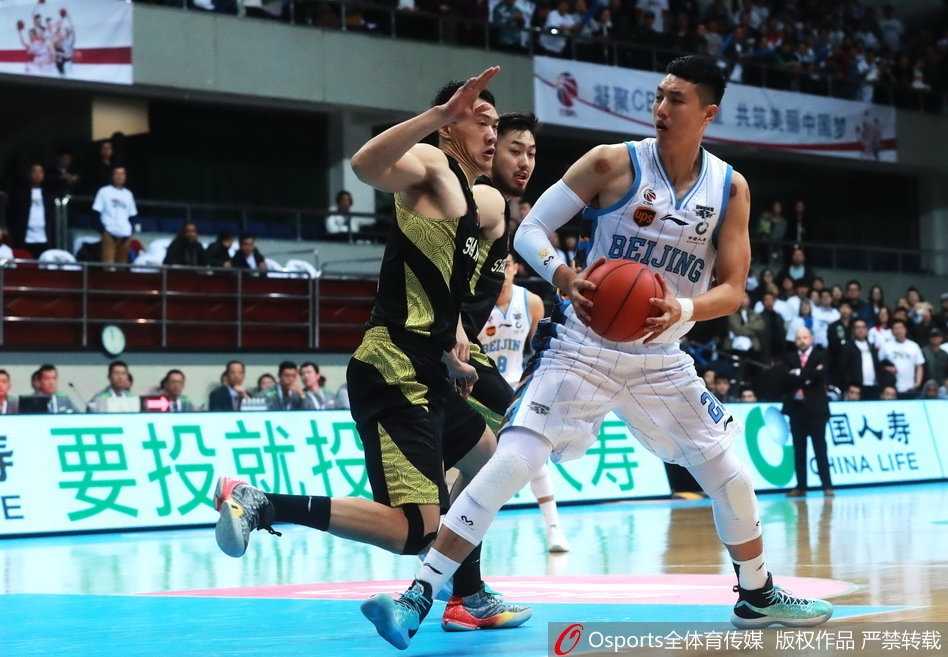 方硕运球穿越山东队的全场紧逼，他在本场比赛犹如一把尖刀，一次次撕开对手防线，拿下全队最高的19分。