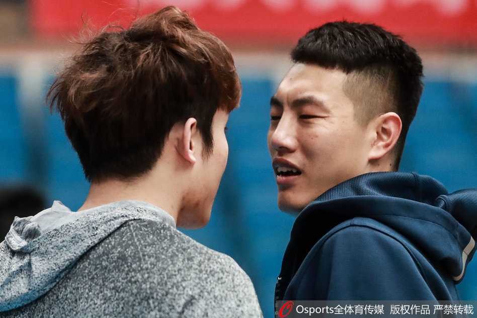 两人面对面站着，翟晓川伸手触碰丁彦雨航的胸口，仿佛在低声说着什么