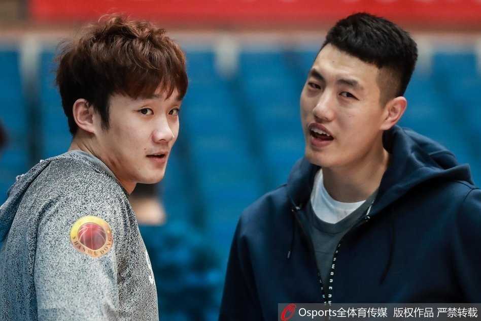 丁彦雨航用手轻抚翟晓川的脸颊，翟晓川开怀大笑，画面极具喜感