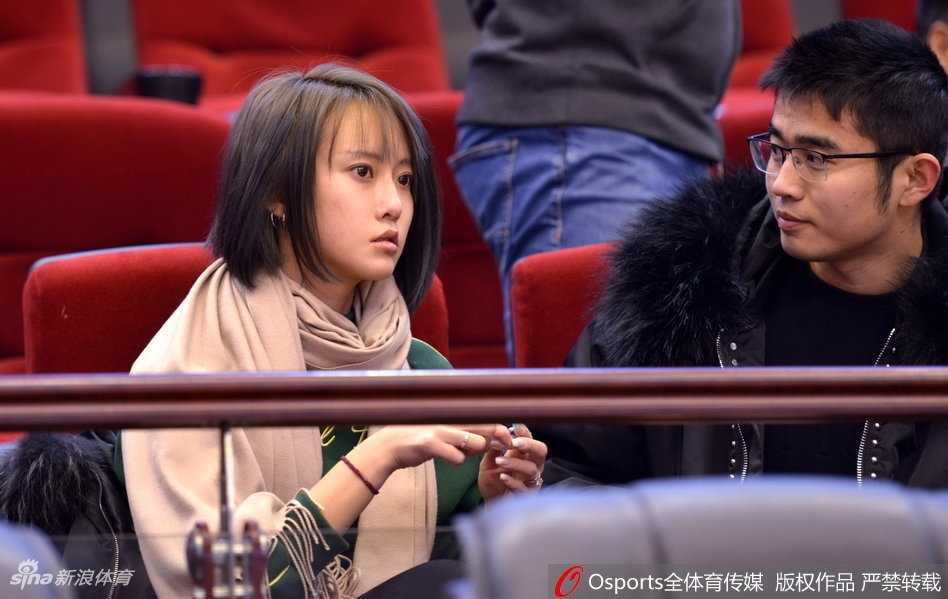 比赛进入白热化阶段，一位美女球迷神情紧张地看着场内，攥紧的小拳头和紧咬的嘴唇，透露着她内心的忐忑与期待。