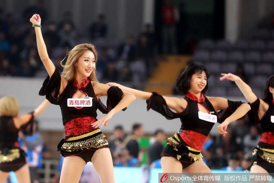 赛场中央，宝贝们随着节拍甩动秀发，劈腿跳跃间尽显青春活力与火辣身材
