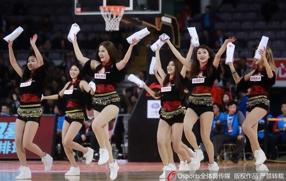 宝贝们身穿亮黄色表演服，在聚光灯下宛如精灵，每一个伸展都充满韵律美感