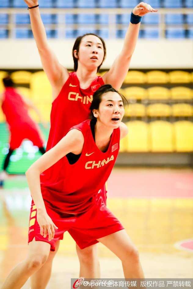 一次成功的防守后，许利民指导用力鼓掌为弟子叫好，鼓励她们保持防守的压迫性。