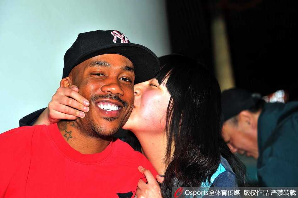 退役仪式上，马布里眼含热泪，向全场球迷挥手告别，眼神中充满不舍与感激。