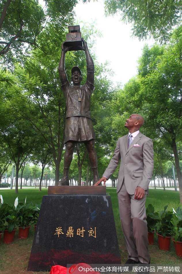 马布里身穿北京队训练服，眼神坚毅，仿佛在注视着这片让他重获新生的土地。