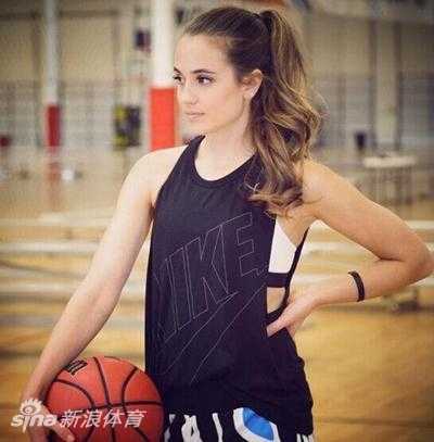 瑞秋在中国深圳出席篮球世界杯抽签仪式，一袭黑衣优雅大方，东方的繁华夜景与她灿烂的笑容交相辉映，成为全场焦点。