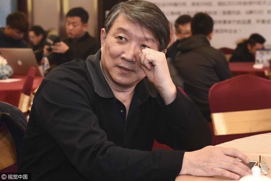 面对台下热情的球迷和媒体，宫鲁鸣在发言时目光坚毅，他用手势强调着自己的青训理念，表示要在安徽打造中国篮球的人才基地。