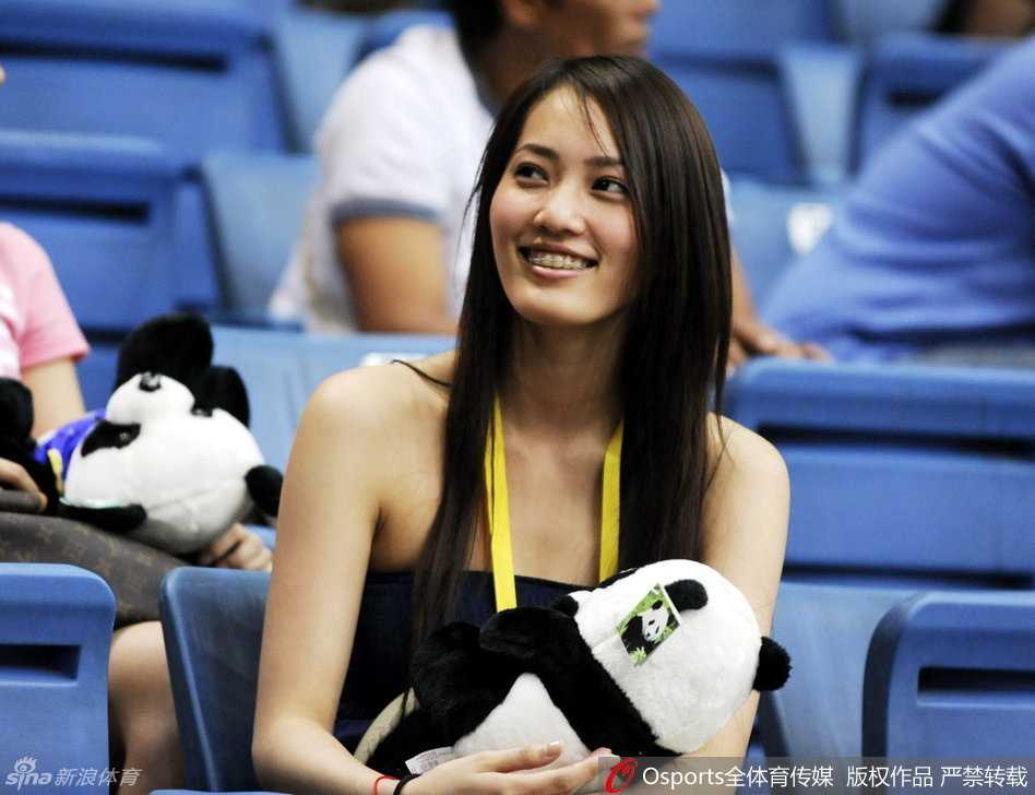 王棠云轻撩头发的瞬间流露出不经意的性感与妩媚，背景是繁华的都市街头，她将运动风的活力与女性的柔美特质完美融合