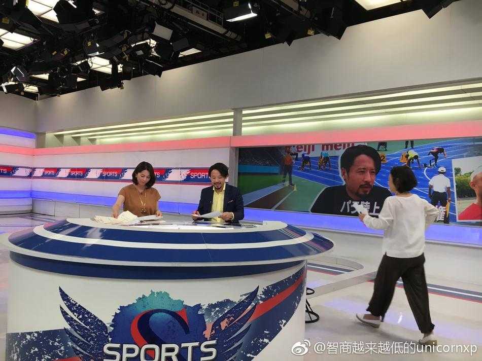 身穿日本国家队白色战袍的八村塁，目光如炬，凝视着远方，仿佛在看向日本篮球光明的未来。