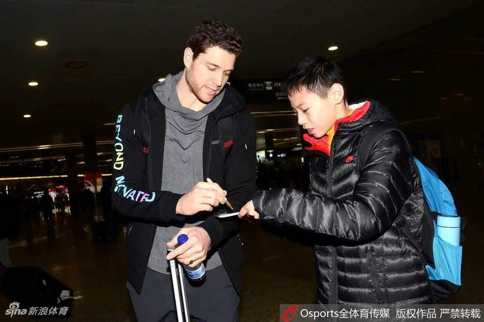 新疆队后卫李学林现身上海机场，他身着一身休闲装，对着球迷的镜头露出标志性的温和笑容，举手投足间透着老将的沉稳。