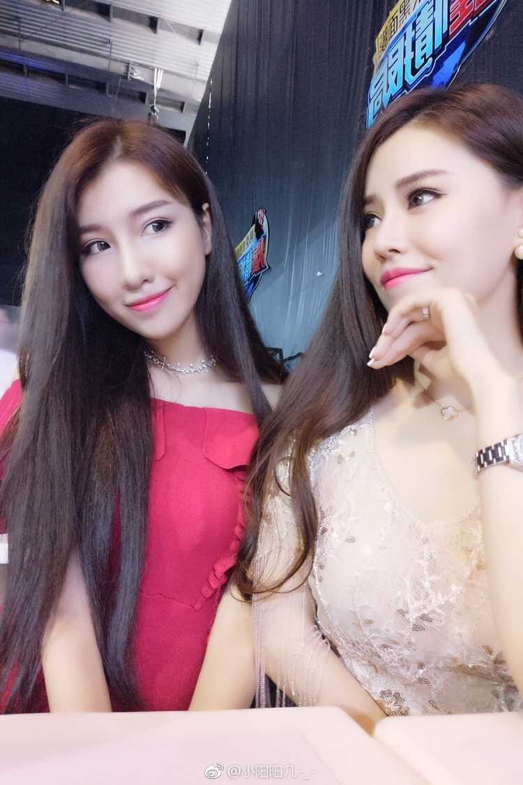 马阳阳在节目后台与闺蜜合影，高挑的身材和白皙的肤色让她宛如自带反光板，瞬间成为视觉焦点