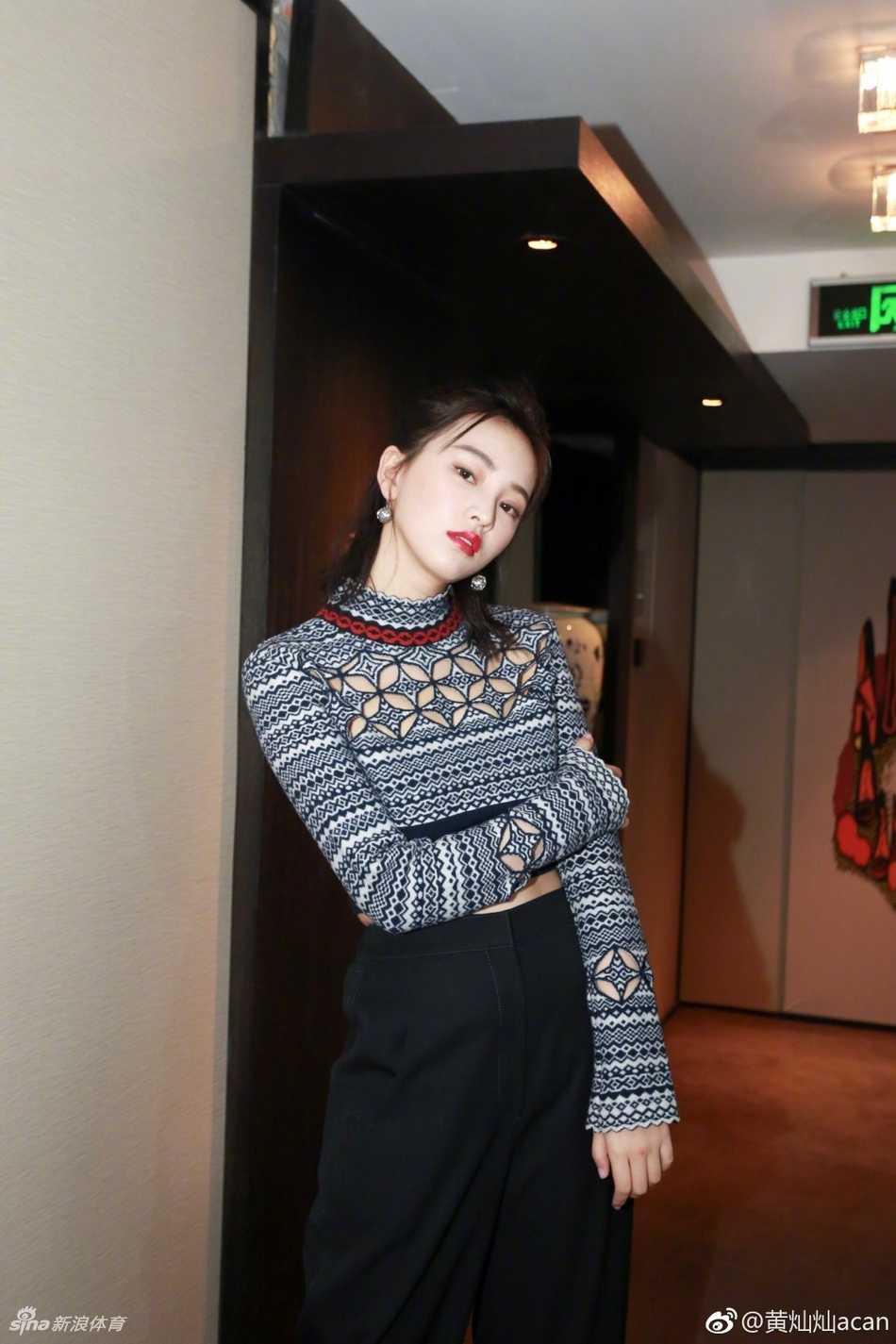 黄灿灿抱着篮球对镜头甜甜微笑，身后的篮球架和绿树成了最好的背景，笑容里藏着少女的活力与纯粹。