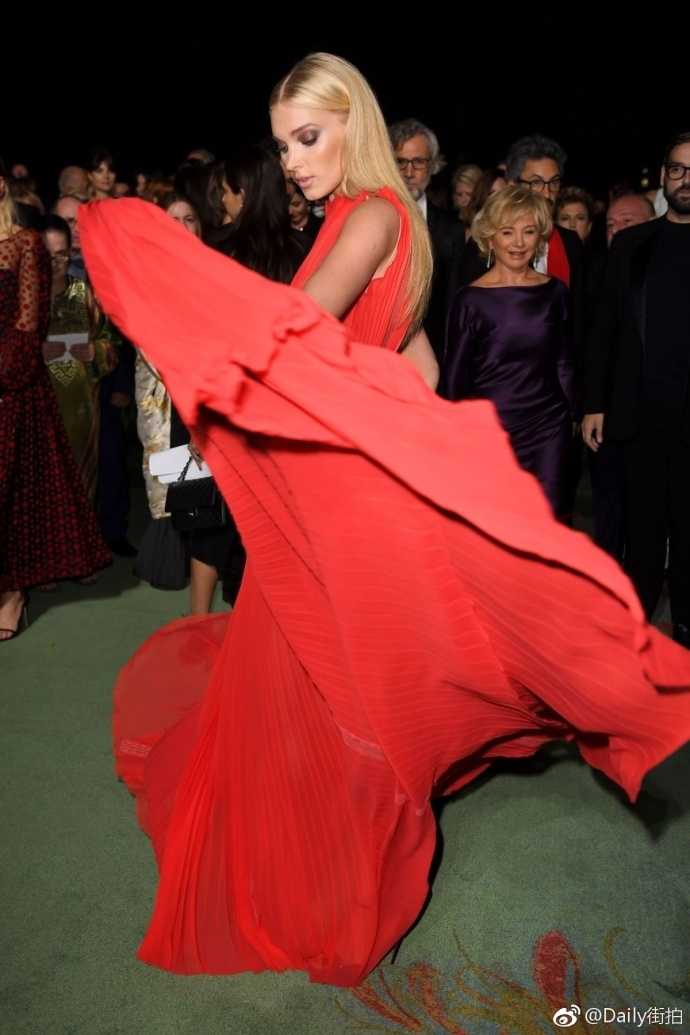 最后一张图中，艾尔莎在室内灯光下凝视镜头，红裙的细节与她的金发形成强烈视觉冲击，整个人散发着由内而外的健康光泽，那是属于前运动员的挺拔与超模的优雅交织出的独特气质。