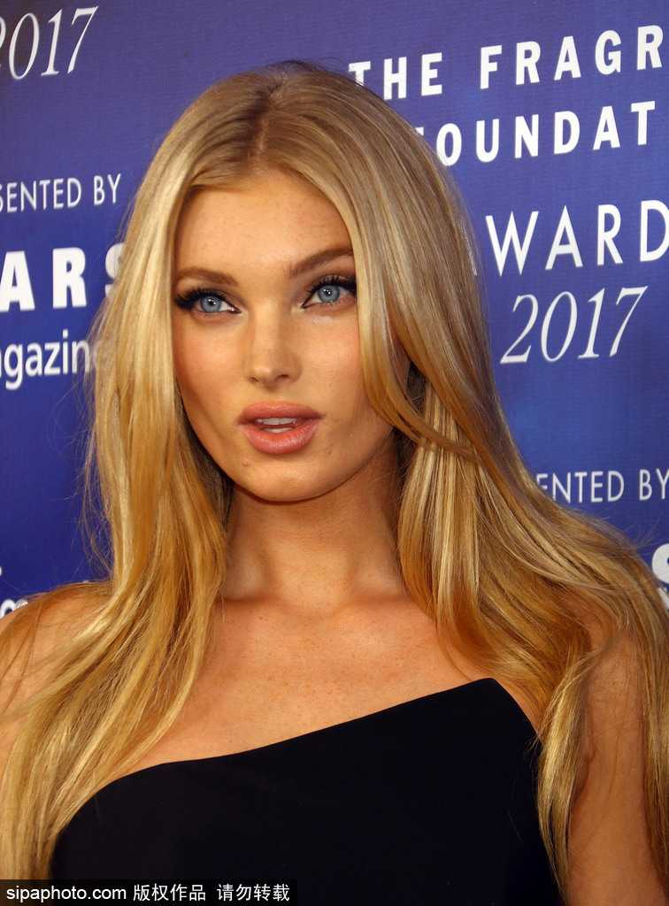 活动内场，艾尔莎身着简约修身裙装，侧身而立，展现出篮球运动员特有的挺拔身姿与流畅的身体线条