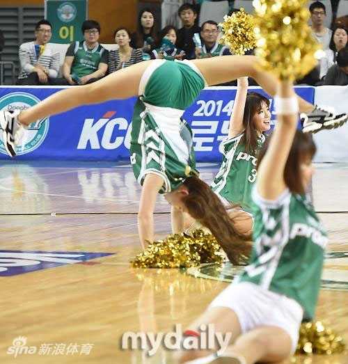 申秀智以手臂为支点倒立，双腿在空中优雅分开，展现了其深厚的艺术体操功底与超凡的身体控制力