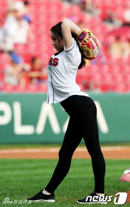 申秀智从容展示身体曲线，展现出长期运动雕刻出的健康美感，自信与美丽在举手投足间自然流露