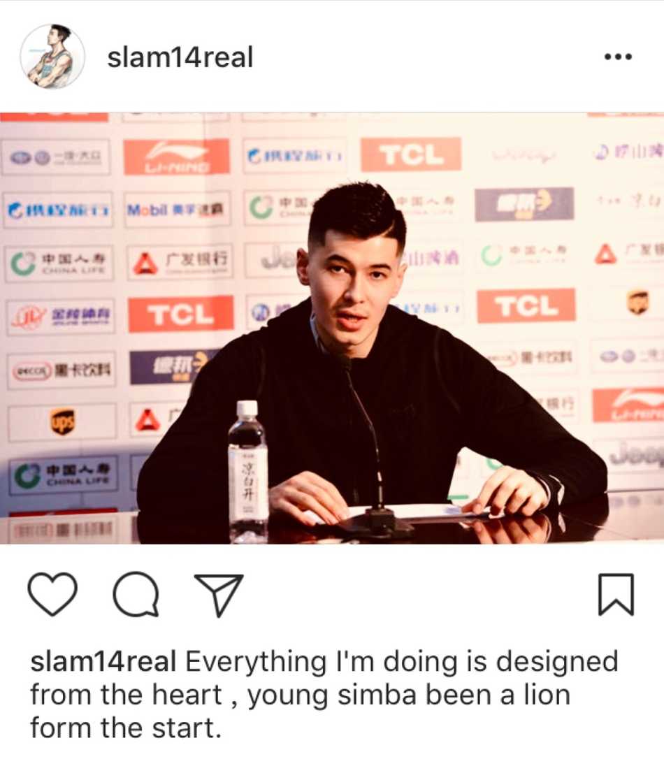 阿不都沙拉木在训练馆里抱着篮球望向远方，窗外夕阳的余晖洒在他身上，映照出一名职业球员的坚守与梦想