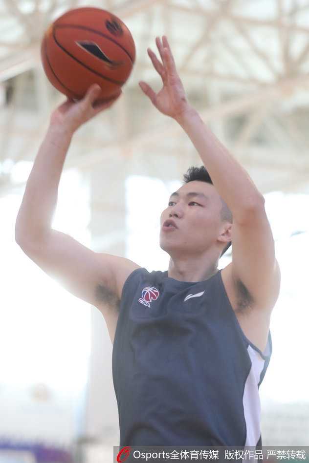 在激烈的身体对抗训练中，俞长栋卡位抢下篮板，紧咬牙关的表情写满了坚毅，他用行动诠释着卫冕冠军内线应有的硬度与担当。