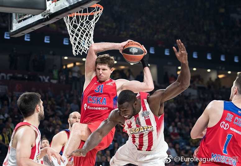 圣文亚当圆顶球场外飘扬的欧冠篮四强赛旗帜，伊斯坦布尔已准备好迎接欧洲篮球巅峰对决