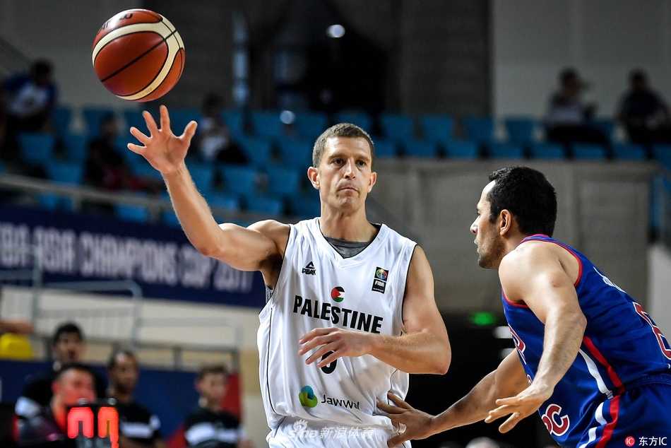 伊朗石油化工队员突破重围，如猎豹般杀入禁区，双手大力灌篮，拉姆安拉防守球员只能望球兴叹