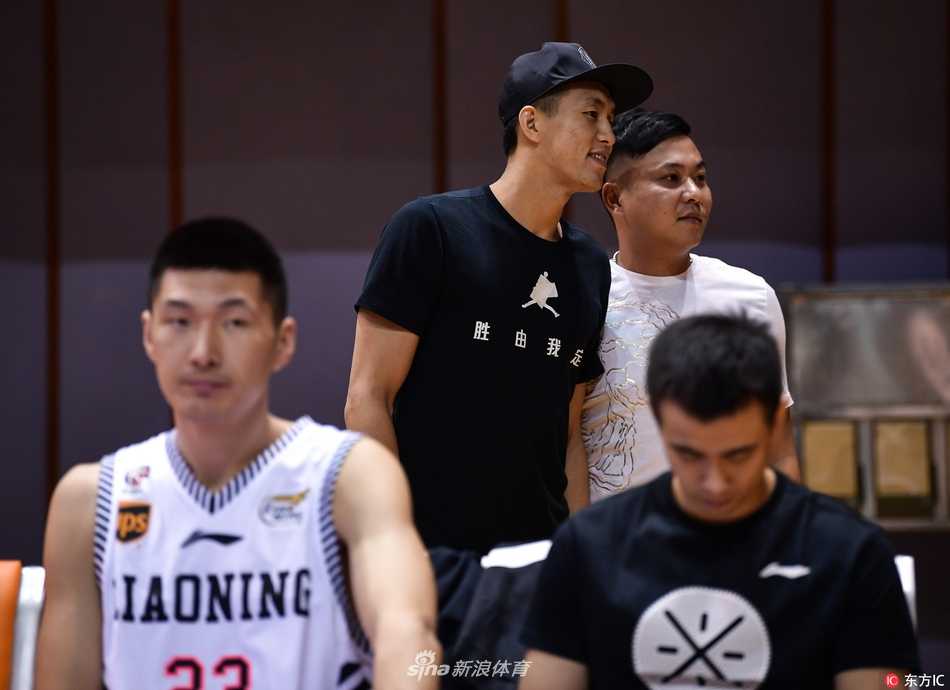 郭艾伦和赵继伟在比赛暂停间隙探讨，两人神情认真，仿佛在分析场上的战术，虽然不能上场但思想始终与比赛同步