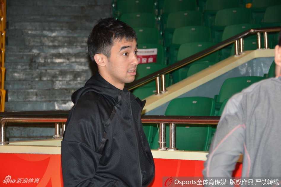 年轻的内线球员付豪在内线卡位练习中格外卖力，面对前辈们留下的辉煌与现实的困境，他用一次次肌肉碰撞的闷响回应着外界的质疑，试图用稚嫩的肩膀扛起球队的内线重任。