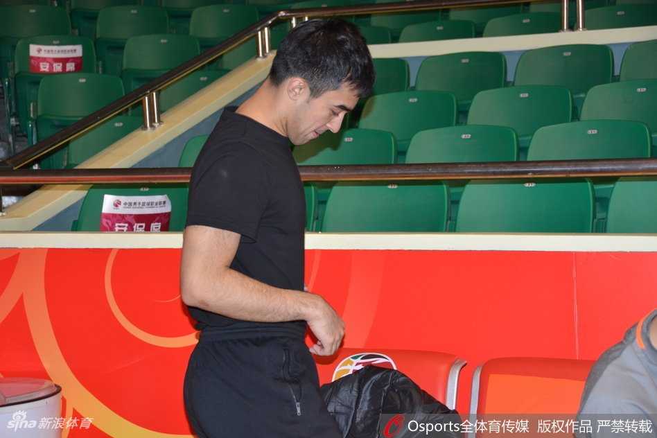 全场比赛结束，灯光渐暗，八一球员们列队向寥寥无几但依然坚守的客场球迷致意，他们疲惫的身影在空旷的球馆中显得格外孤独，但那挺直的脊梁却如同军旗一般，虽历经风雨却永不倒下。