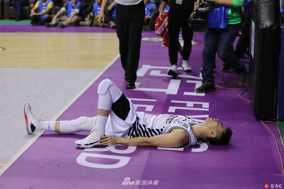 倒在地板上的赵继伟，双手紧紧护住受伤的左脚踝，眉头紧锁，额头上渗出了豆大的汗珠。