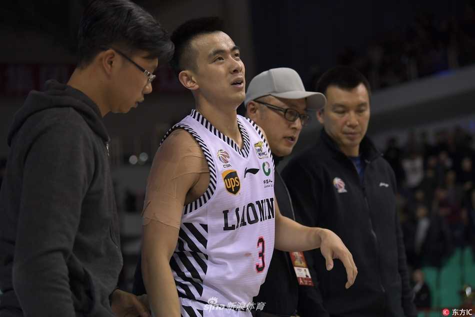 赵继伟被搀扶着缓缓离开赛场，他的左脚已无法着地，背影显得孤单却又倔强。