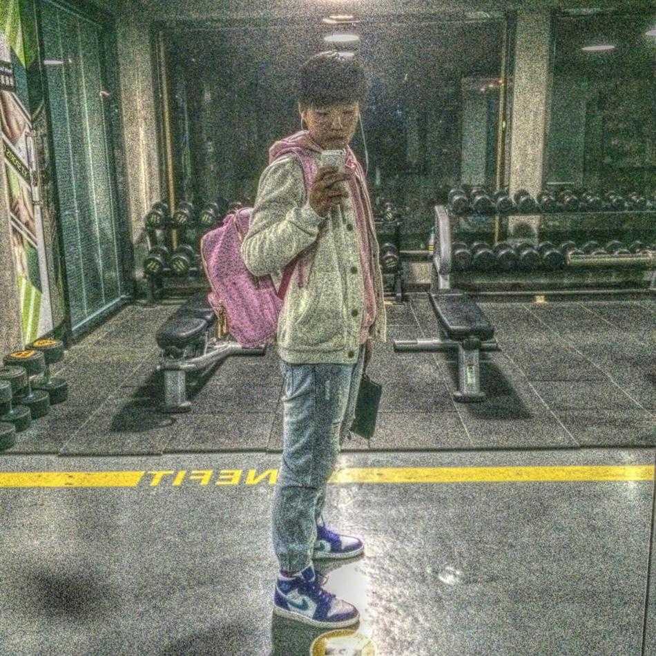 获奖后的余诺然与队友们围坐在一起，脸上洋溢着喜悦的笑容，共同分享胜利的甜蜜。