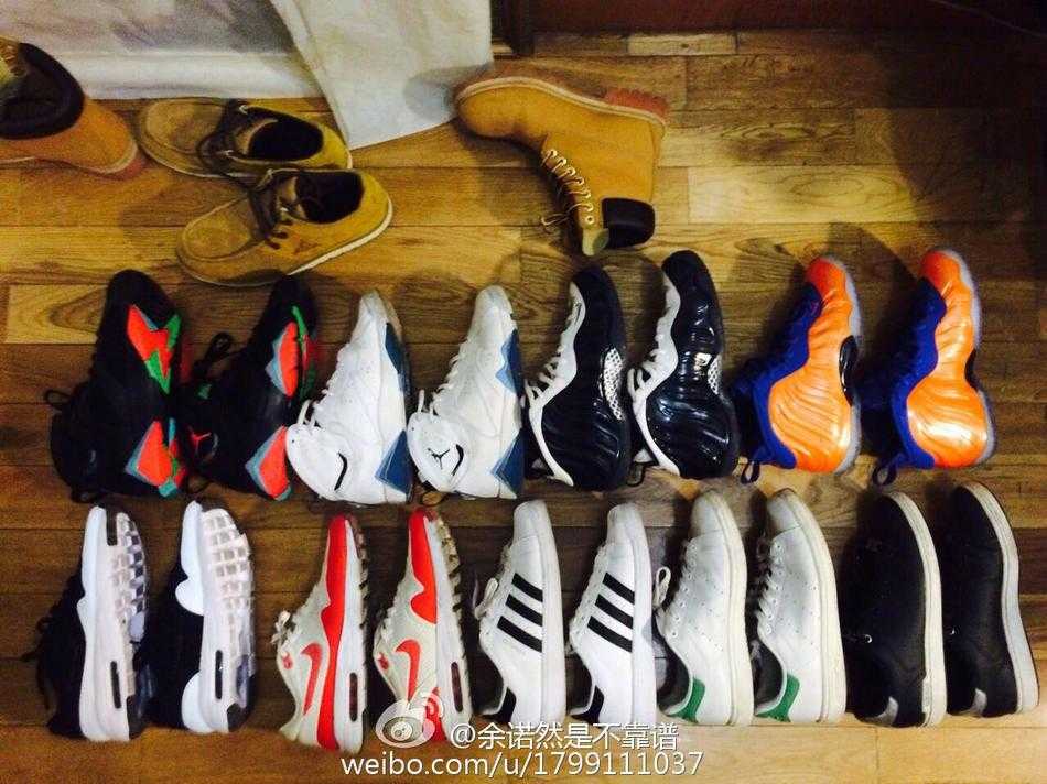 余诺然站在领奖台上，手捧荣誉证书，目光坚定地望向远方，未来的梦想在眼中闪烁。