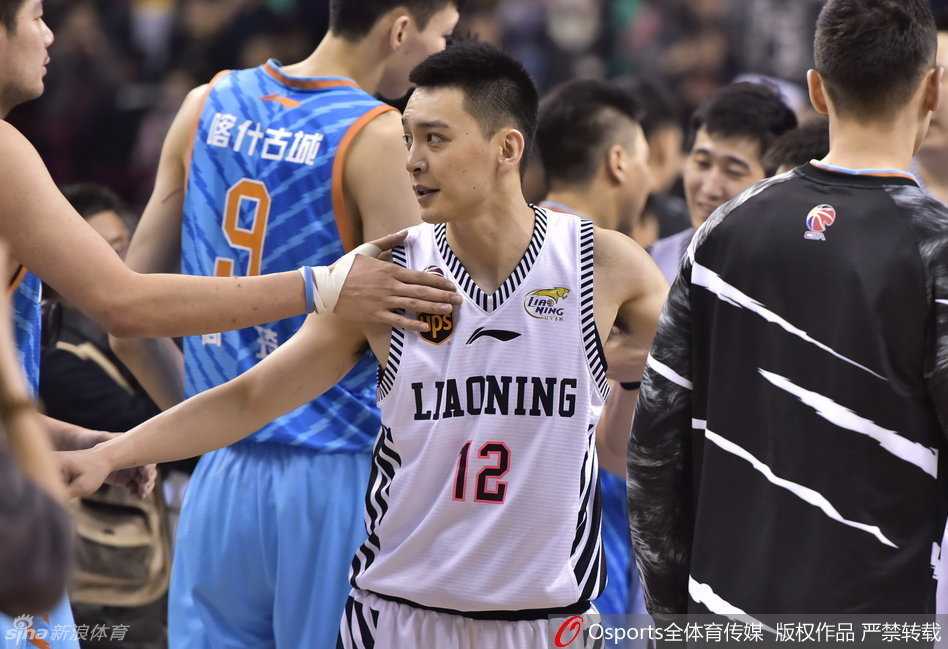 辽宁队奇兵刘志轩赛后与新疆队员击掌致意，输球不输人，展现了极佳的体育风度。