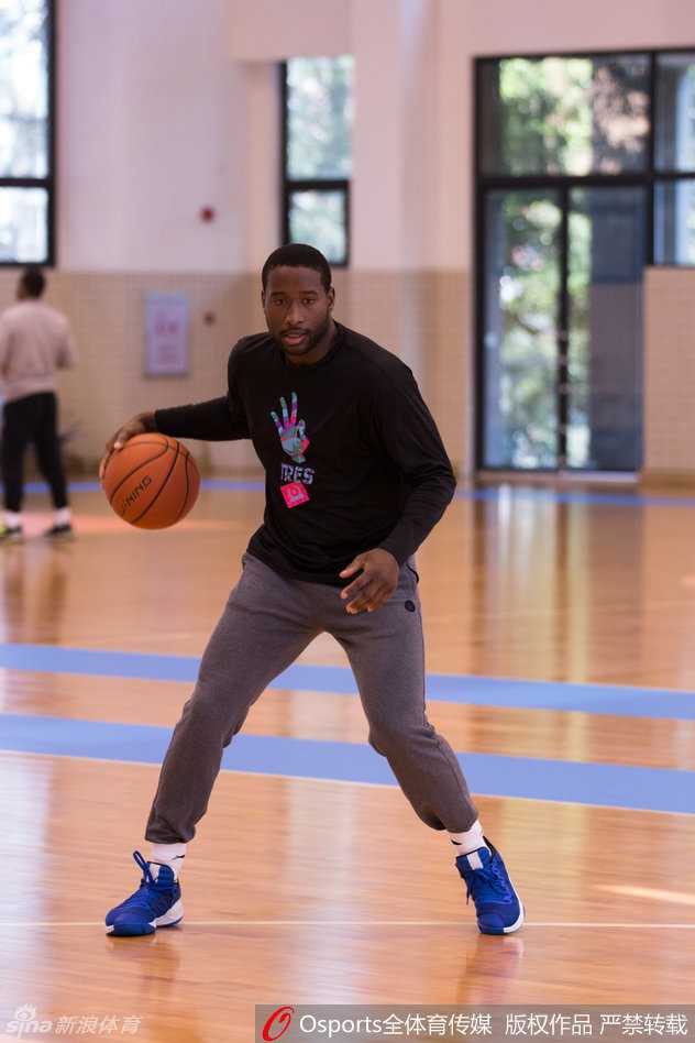 布泽尔在训练中仔细打磨着自己的投篮技术，篮球在空中划出一道熟悉的弧线，这位老将正用汗水试图击碎所有质疑。