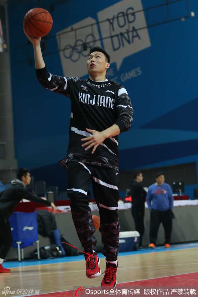 “焦作勒布朗”李根与李秋平指导在场边进行交流，李指导神情严肃地布置着战术，李根则频频点头，师徒二人正为即将到来的恶战进行着最后部署。