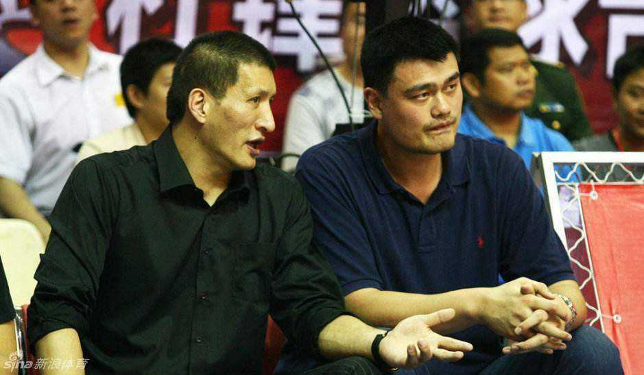 中国男篮昔日的骄傲，姚明、王治郅与巴特尔这三大“移动长城”并肩而立，他们的身影构筑了无数球迷心中最坚固的篮下防线。