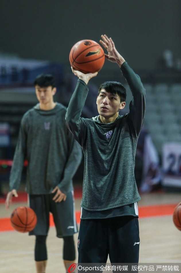 绿茵场上球员飞身铲球带起一片草屑动作干净利落充满硬核对决的野性美感