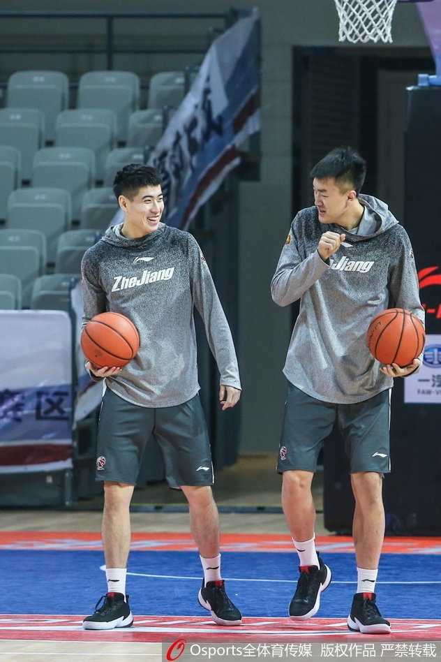 跳高健儿背越式过杆瞬间身体如一张拉满的弓横杆之上定格飞翔姿态