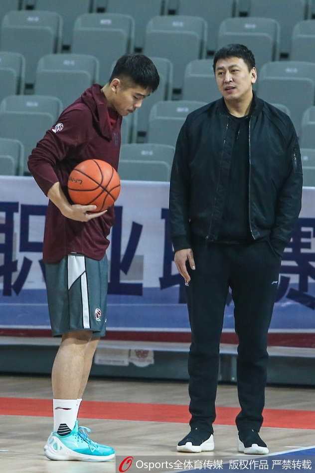 篮球赛场突破瞬间球员眼神坚毅如炬运球动作快如闪电对手防守如影随形