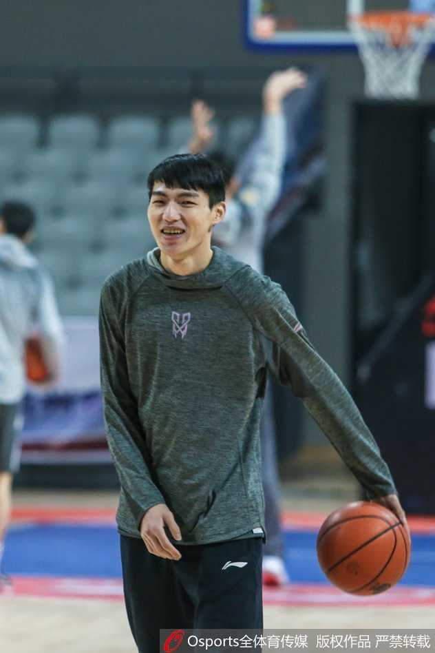 排球网前扣杀球员腾空而起手臂如鞭砸向球体对手拦网形成空中攻防对峙